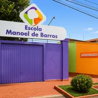 Fachada colorida da Escola Manoel de Barros na Vila Almeida Lima em Campo Grande/MS!