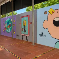 Mural de grafite colorido na parede externa da Escola Manoel de Barros na Vila Almeida Lima em Campo Grande/MS!