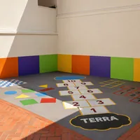 Piso interativo com amarelinha e jogos educativos da Escola Manoel de Barros na Vila Almeida Lima em Campo Grand