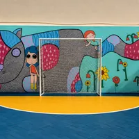 Trave de gol em quadra esportiva com mural artístico de fundo da Escola Manoel de Barros na Vila Almeida Lima em