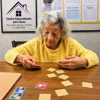 Idosa jogando jogo da memoria no CEI - Centro Especializado para Idosos no Monte Castelo em Campo Grande/MS!