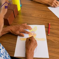 Idosa pintando desenho de coelho com lapis de cor no CEI - Centro Especializado para Idosos no Monte Castelo em