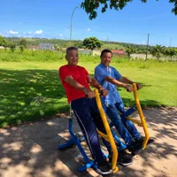 Idosos fazendo exercicios em equipamentos ao ar livre no CEI - Centro Especializado para Idosos no Monte Castelo