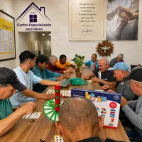 Idosos reunidos jogando bingo e se divertindo no CEI - Centro Especializado para Idosos no Monte Castelo em Camp