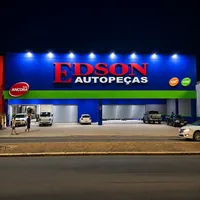 Fachada noturna iluminada da Edson Auto Peças no Jardim Gloria I em Varzea Grande/MT!