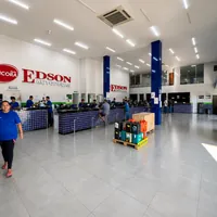 Amplo salão de atendimento e balcões da Edson Auto Peças no Jardim Glória I em Várzea Grande/MT!